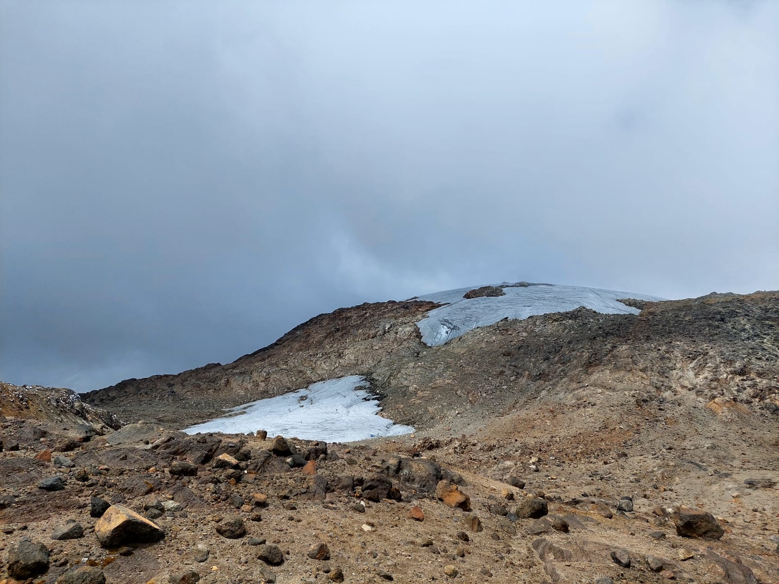Fotografía. Cámara de foto seguimiento instalada cerca al borde del glaciar El Hongo del Nevado Santa Isabel, Autor Jorge Luis Ceballos,2023