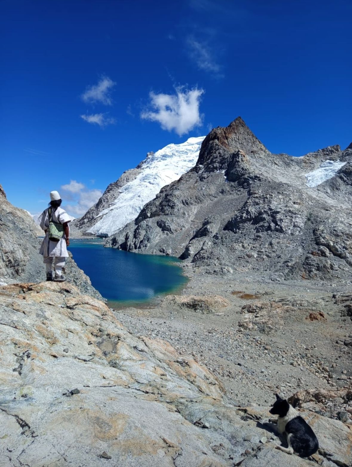 Indígena Arhuaco mirando el pico La Reina