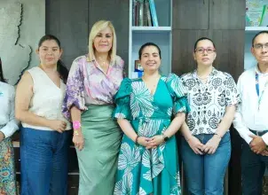 La directora del Ideam, Ghisliane Echeverry Prieto, junto a la directora de Cortolima, Olga Lucía Alfonso, y asesores de ambas entidades.