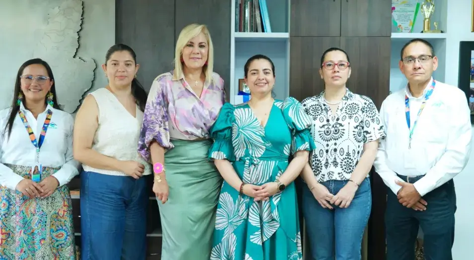 La directora del Ideam, Ghisliane Echeverry Prieto, junto a la directora de Cortolima, Olga Lucía Alfonso, y asesores de ambas entidades.